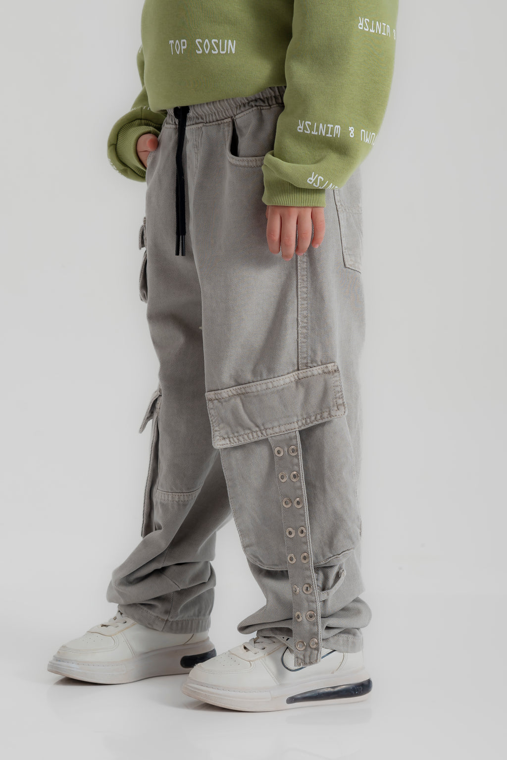"Wide-leg cargo pants" for boys